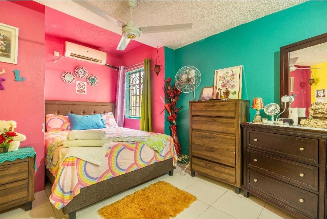Colorful Private Oasis Homestay *