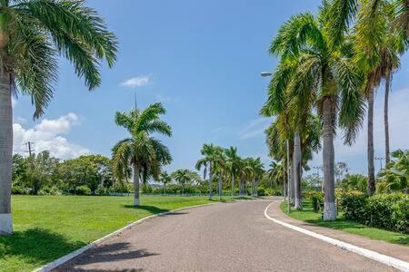 Ultra Modern 2br Penthouse, Sleeps 5, Beach Front, Pool, Roof Patio, Montego Bay