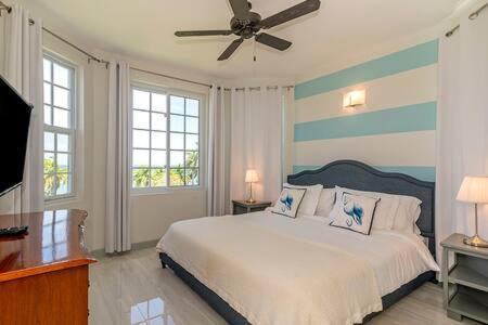 Apartment Ultra Modern 2br Penthouse, Sleeps 5, Beach Front, Pool, Roof Patio,