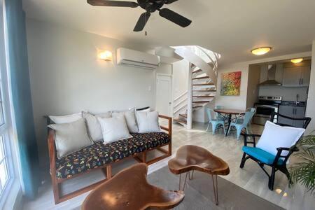Ultra Modern 2br Penthouse, Sleeps 5, Beach Front, Pool, Roof Patio, Apartment Montego Bay