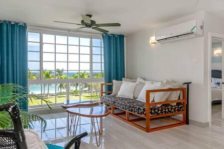 Ultra Modern 2br Penthouse, Sleeps 5, Beach Front, Pool, Roof Patio, Apartment