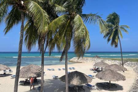 Apartment Ultra Modern 2br Penthouse, Sleeps 5, Beach Front, Pool, Roof Patio,