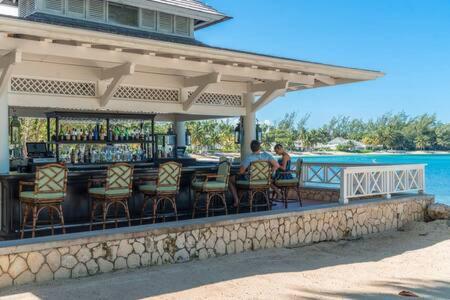 Hospitality Expert Nianna Eden - 7br Pools Villa *