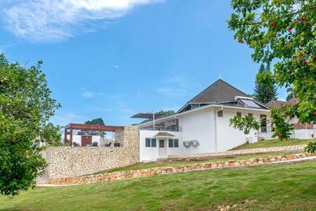 Hospitality Expert Nianna Eden - 7br Pools Montego Bay