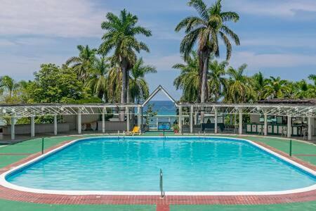Ultra Modern 2br Penthouse, Sleeps 5, Beach Front, Pool, Roof Patio, Montego Bay