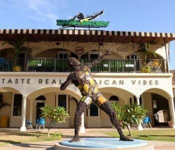 Apartment Ultra Modern 2br Penthouse, Sleeps 5, Beach Front, Pool, Roof Patio, *