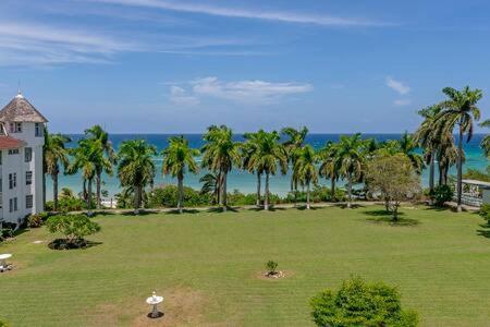 Ultra Modern 2br Penthouse, Sleeps 5, Beach Front, Pool, Roof Patio, Apartment Montego Bay