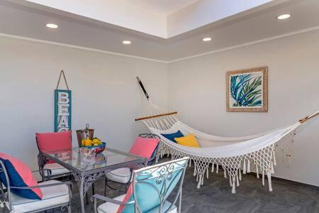 Ultra Modern 2br Penthouse, Sleeps 5, Beach Front, Pool, Roof Patio, Apartment