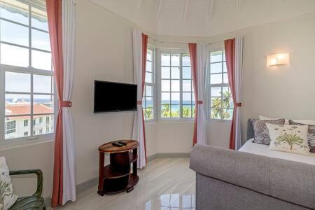 Ultra Modern 2br Penthouse, Sleeps 5, Beach Front, Pool, Roof Patio,