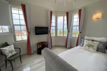 Apartment Ultra Modern 2br Penthouse, Sleeps 5, Beach Front, Pool, Roof Patio, Montego Bay