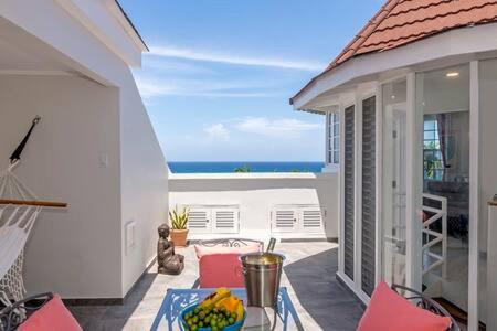 Ultra Modern 2br Penthouse, Sleeps 5, Beach Front, Pool, Roof Patio, * Montego Bay