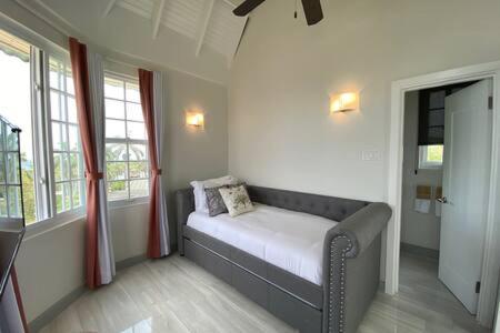 Ultra Modern 2br Penthouse, Sleeps 5, Beach Front, Pool, Roof Patio, *