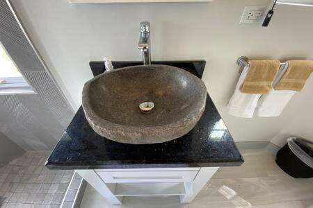 Ultra Modern 2br Penthouse, Sleeps 5, Beach Front, Pool, Roof Patio,
