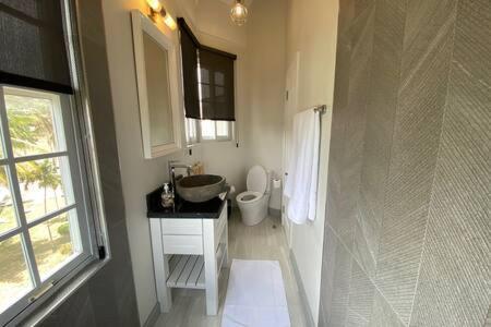 Ultra Modern 2br Penthouse, Sleeps 5, Beach Front, Pool, Roof Patio, Apartment *