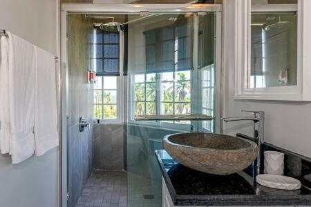 Apartment Ultra Modern 2br Penthouse, Sleeps 5, Beach Front, Pool, Roof Patio,