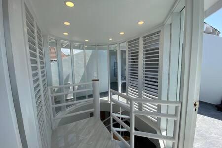 Ultra Modern 2br Penthouse, Sleeps 5, Beach Front, Pool, Roof Patio, Apartment