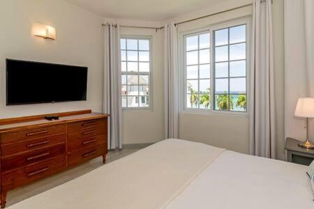 Ultra Modern 2br Penthouse, Sleeps 5, Beach Front, Pool, Roof Patio, Apartment *