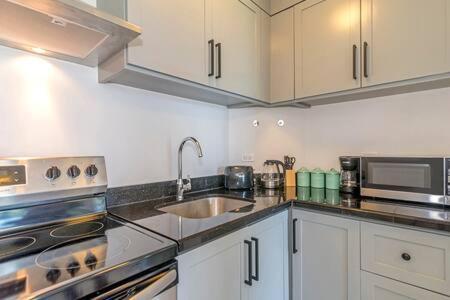 Ultra Modern 2br Penthouse, Sleeps 5, Beach Front, Pool, Roof Patio, * Montego Bay