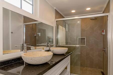 Apartment Ultra Modern 2br Penthouse, Sleeps 5, Beach Front, Pool, Roof Patio,