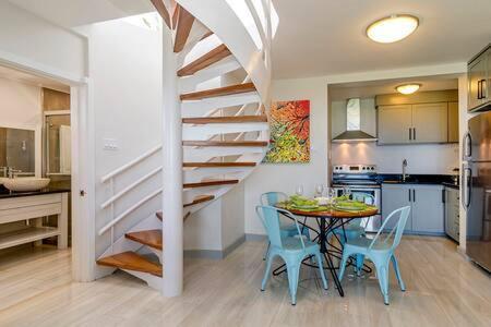 Ultra Modern 2br Penthouse, Sleeps 5, Beach Front, Pool, Roof Patio, Apartment Montego Bay