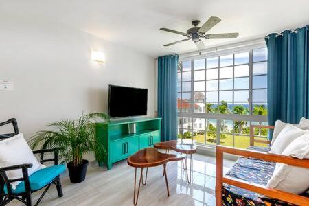 Ultra Modern 2br Penthouse, Sleeps 5, Beach Front, Pool, Roof Patio,