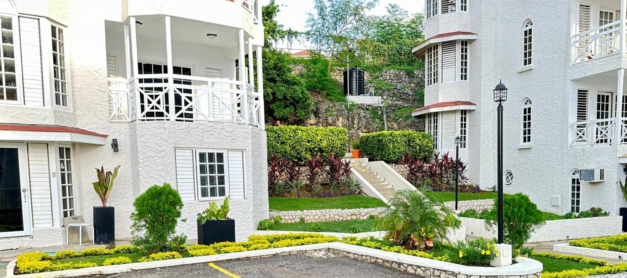 Falcon Oceanview 2br Condo-airport Transportation Available-24-7security Apartment *