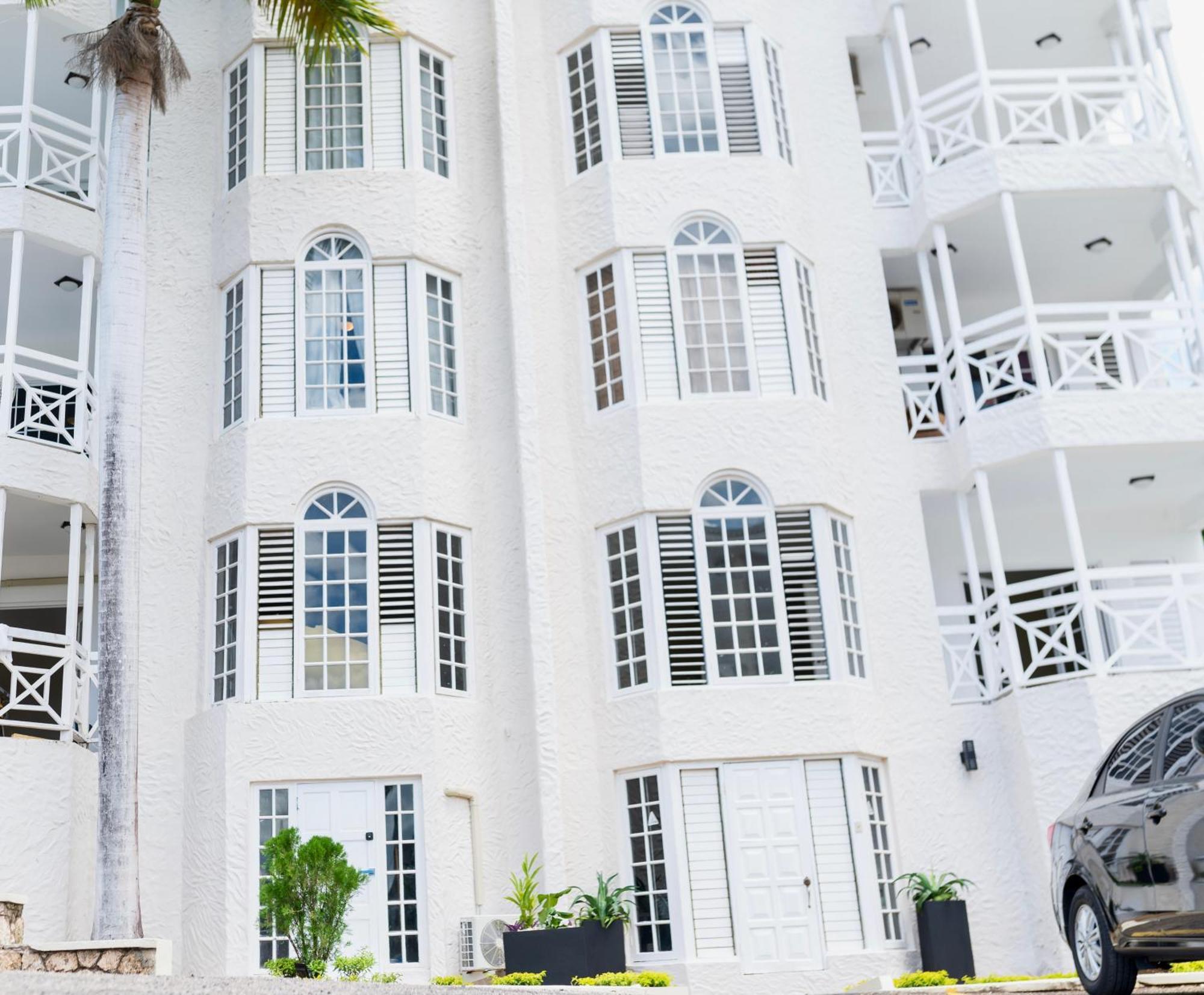 Falcon Oceanview 2br Condo-airport Transportation Available-24-7security Apartment