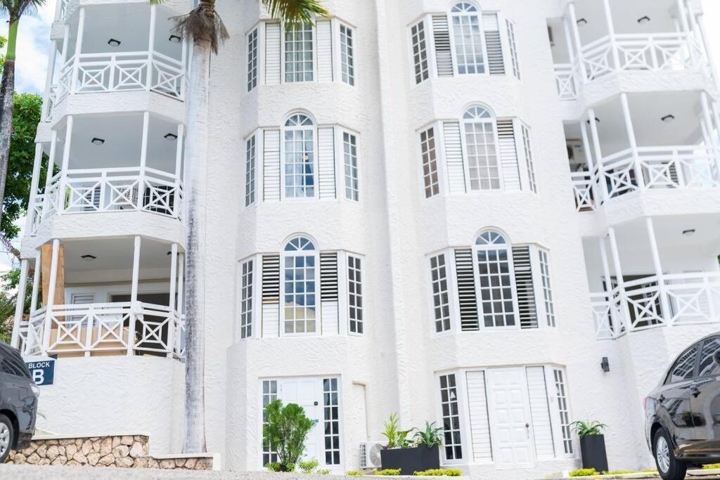 Falcon Sunset 2br- Airport Transport Available -security-gated Montego Bay