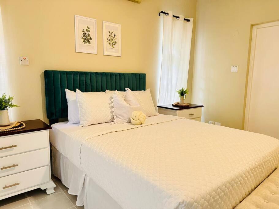 Falcon Sunset 2br- Airport Transport Available -security-gated Montego Bay