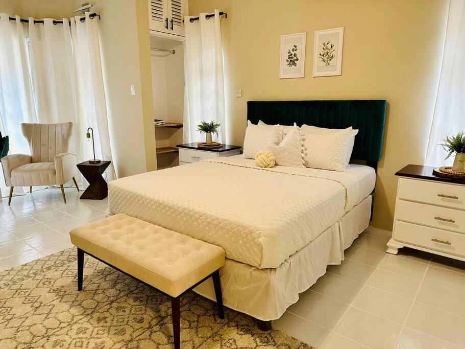 Falcon Sunset 2br- Airport Transport Available -security-gated * Montego Bay