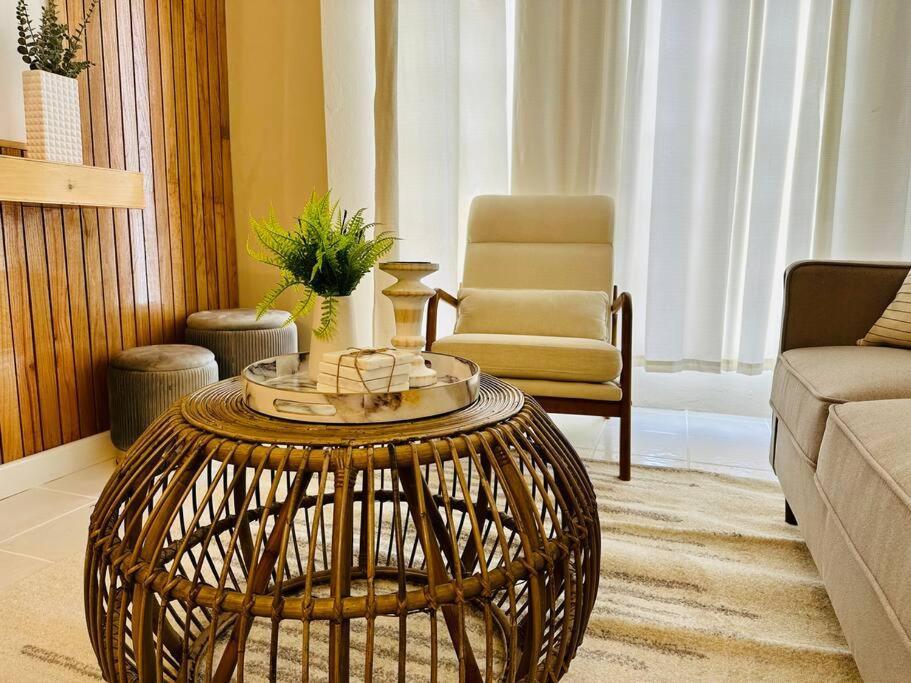 Falcon Sunset 2br- Airport Transport Available -security-gated Apartment
