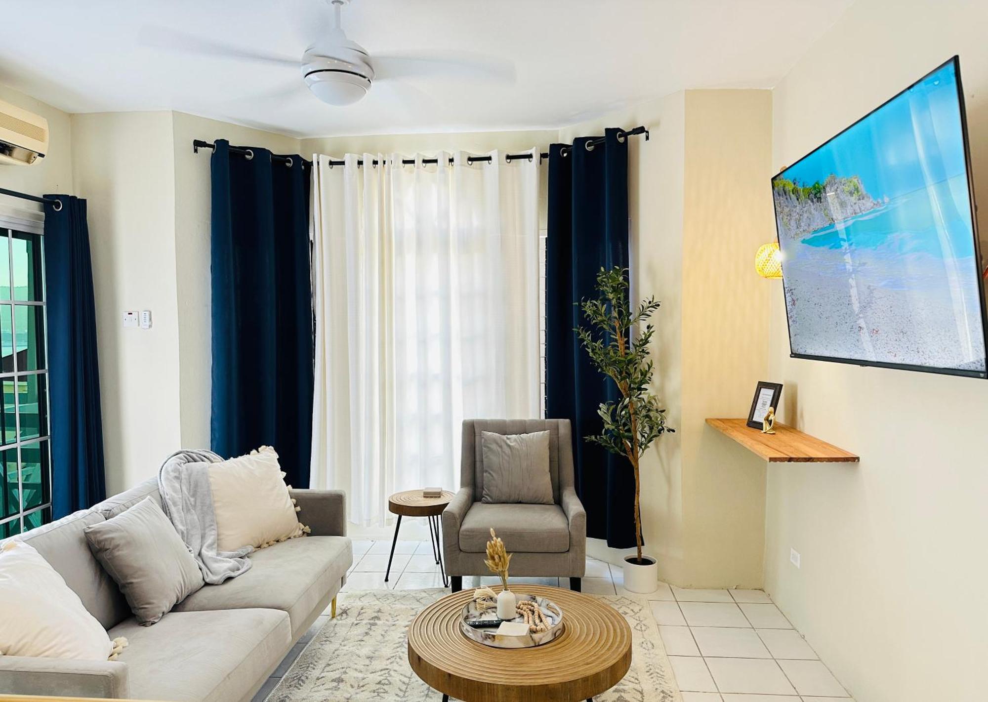 Apartment Falcon Views - Airport Transportation Available-security-gated