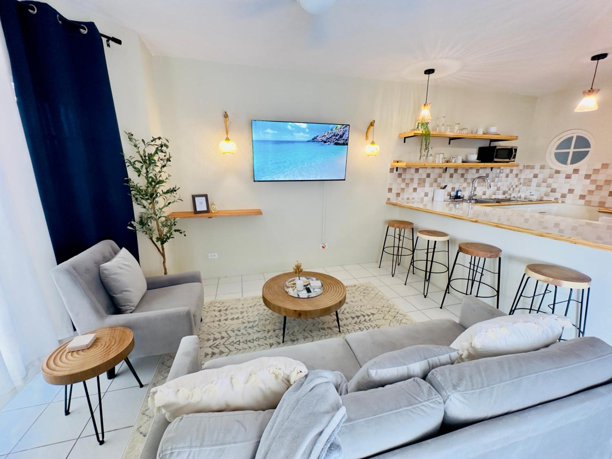 Falcon Views - Airport Transportation Available-security-gated Apartment *