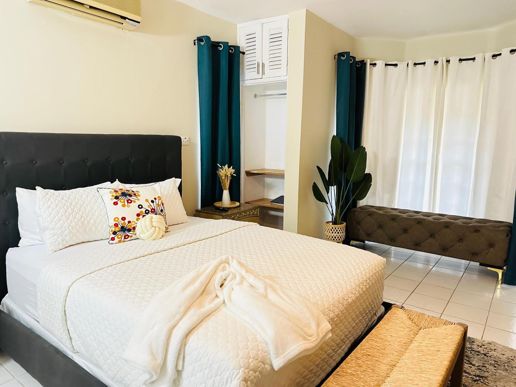 Apartment Falcon Views - Airport Transportation Available-security-gated *