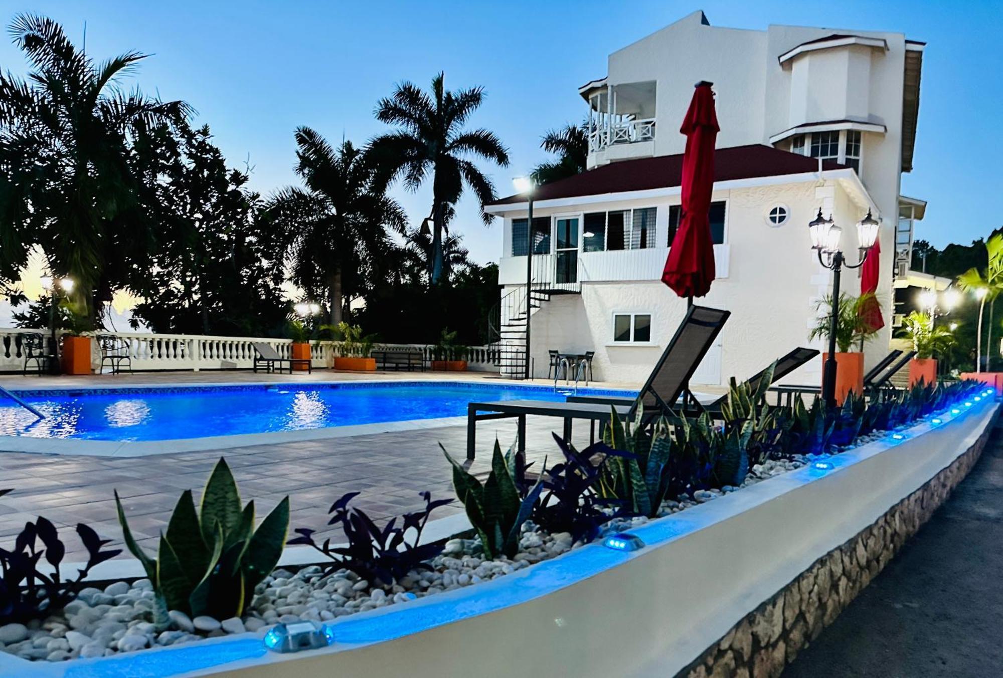 Falcon Views - Airport Transportation Available-security-gated Apartment *