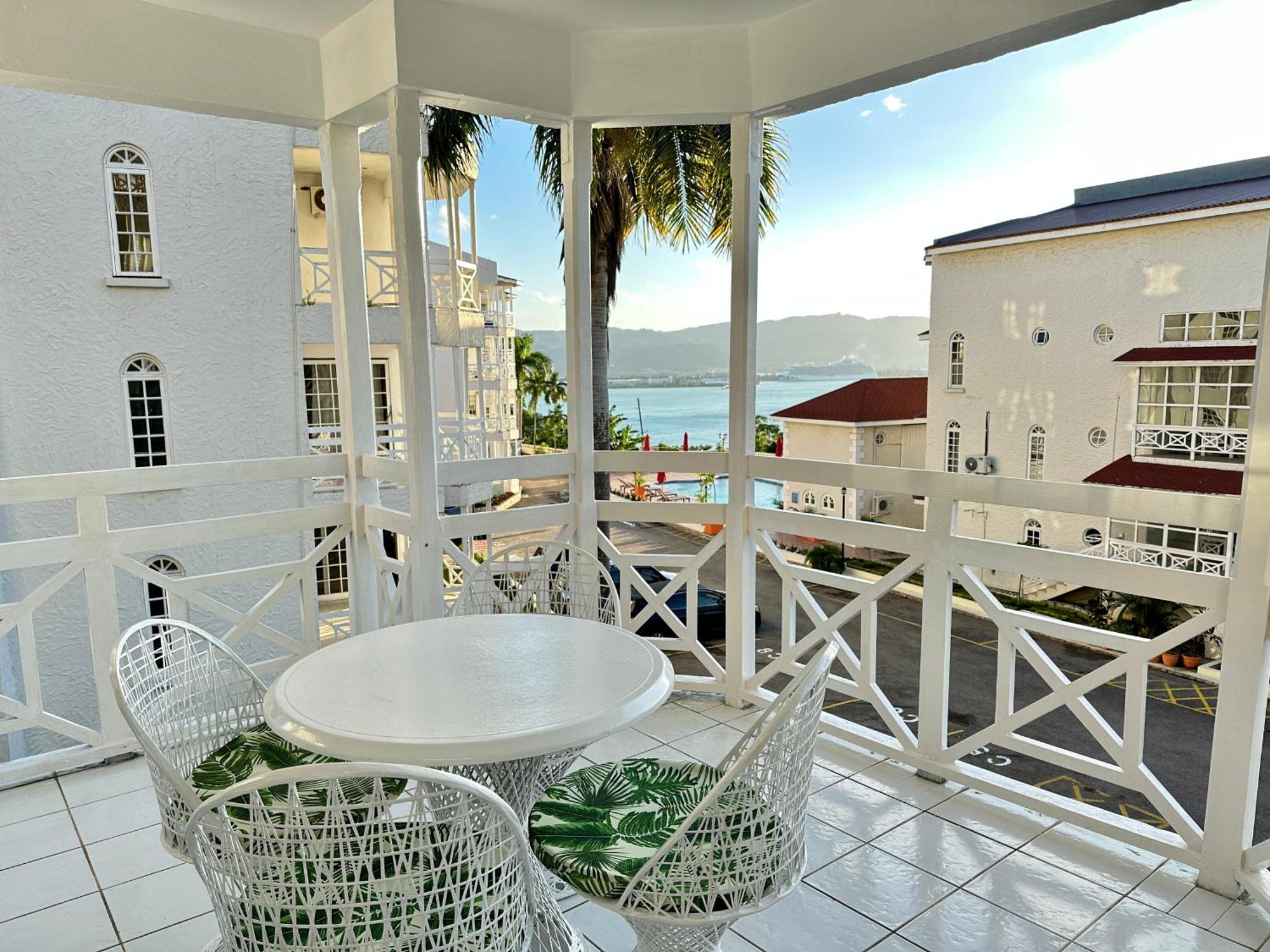 Apartment Falcon Views - Airport Transportation Available-security-gated *