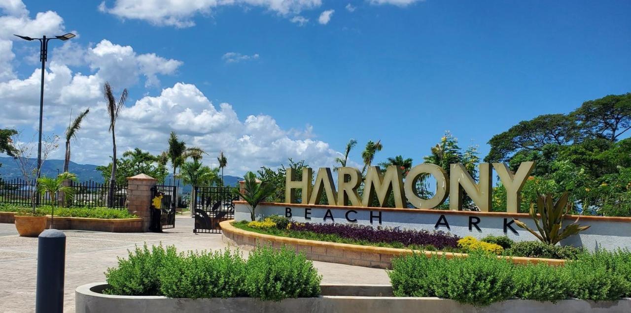 Falcon Shoreline- Airport Pickup Available - Gated-security Apartment Montego Bay