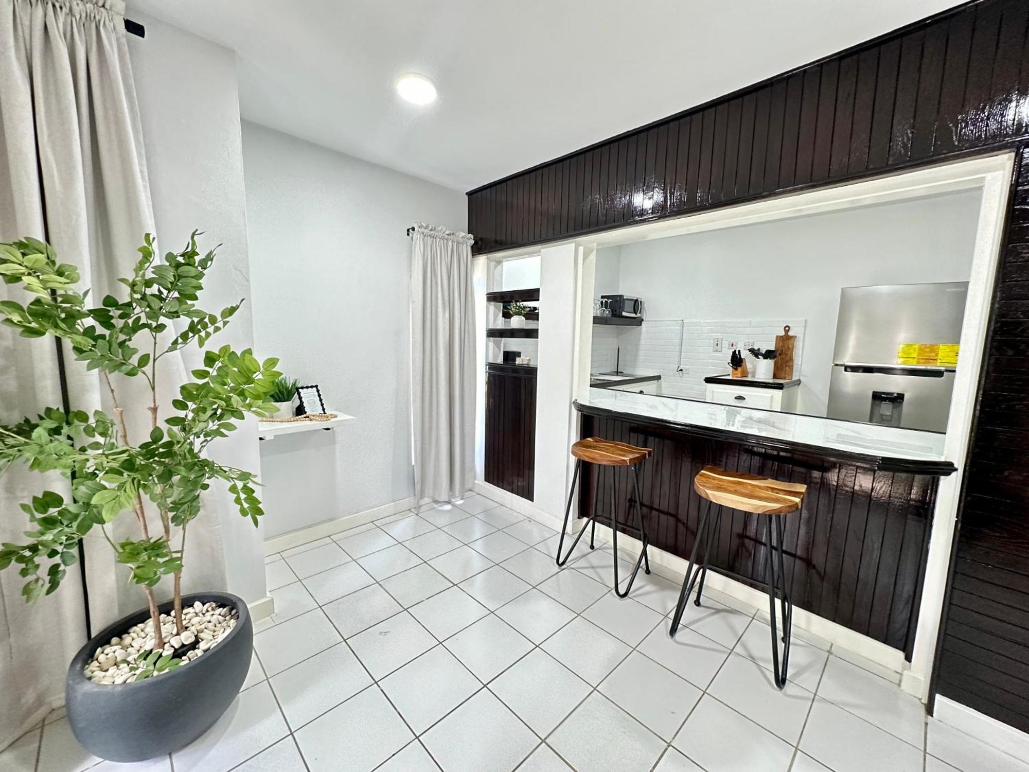 Falcon Shoreline- Airport Pickup Available - Gated-security Apartment *