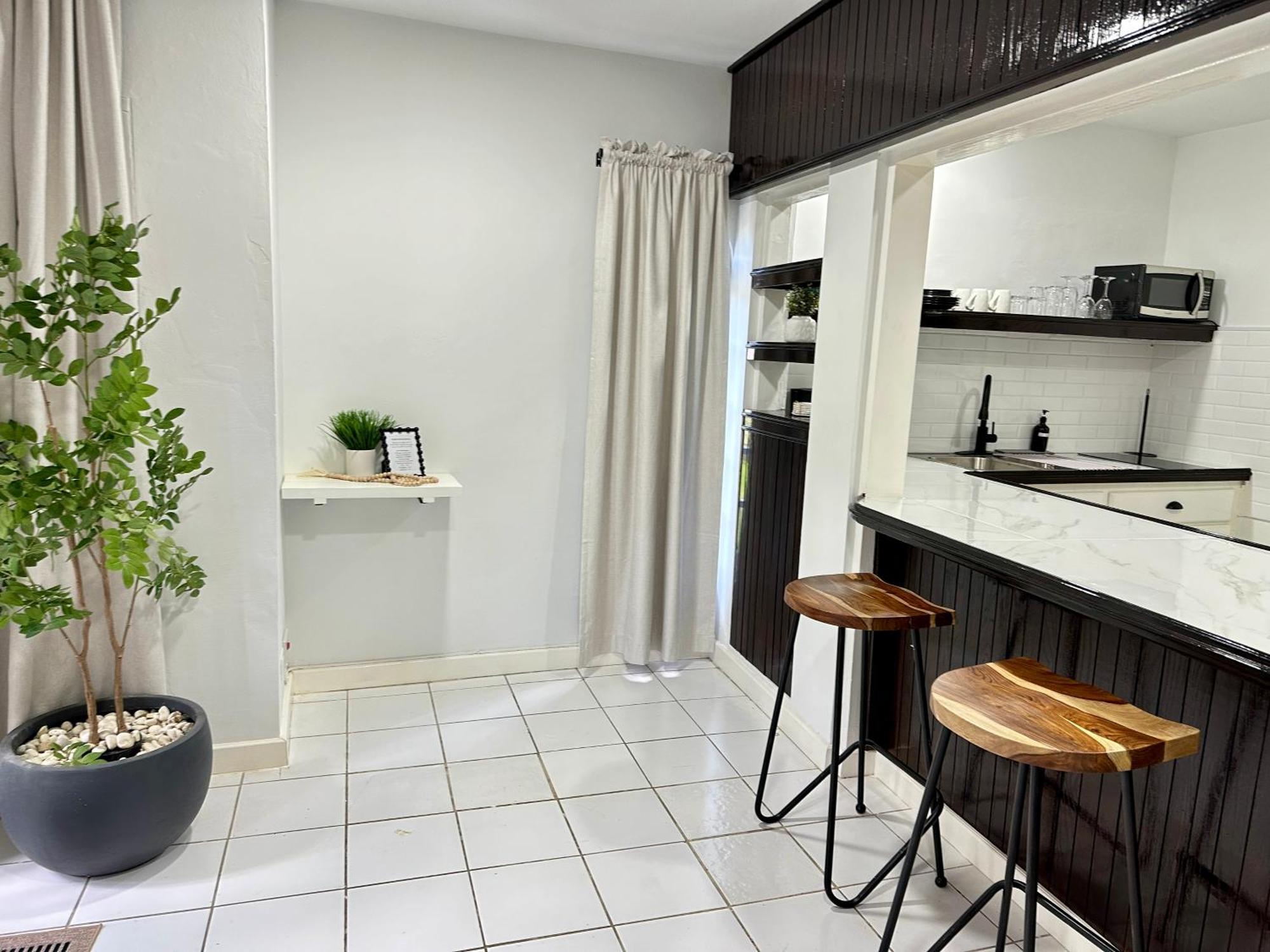 Falcon Shoreline- Airport Pickup Available - Gated-security Apartment