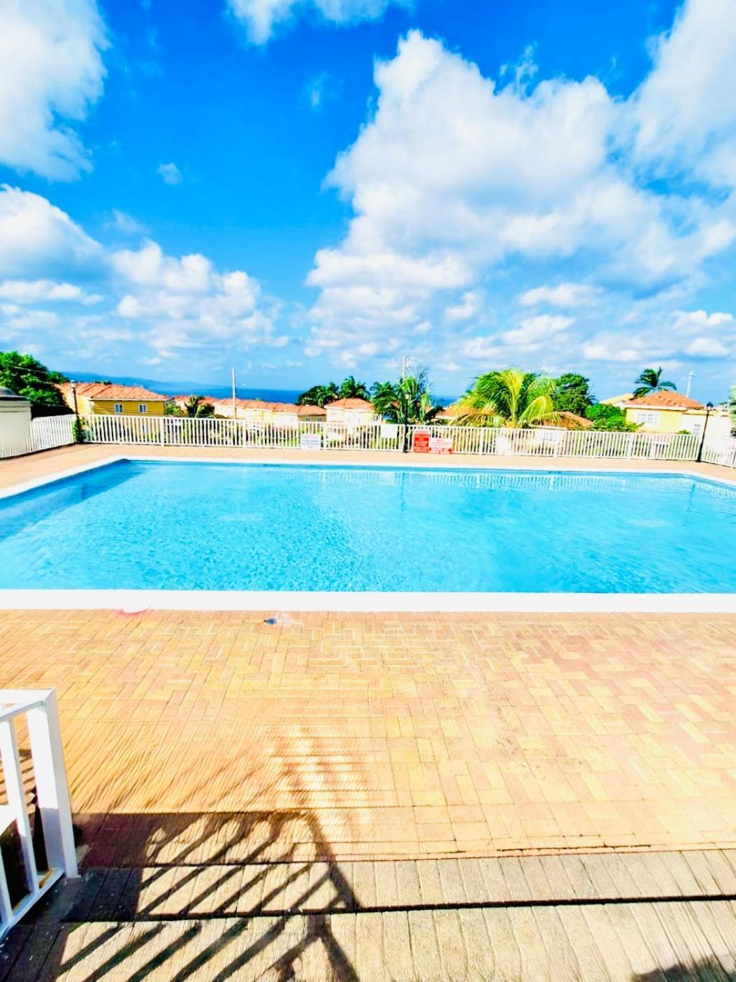 Apartment House With Pool, Shops, 3mins From Airport And Near Strip *