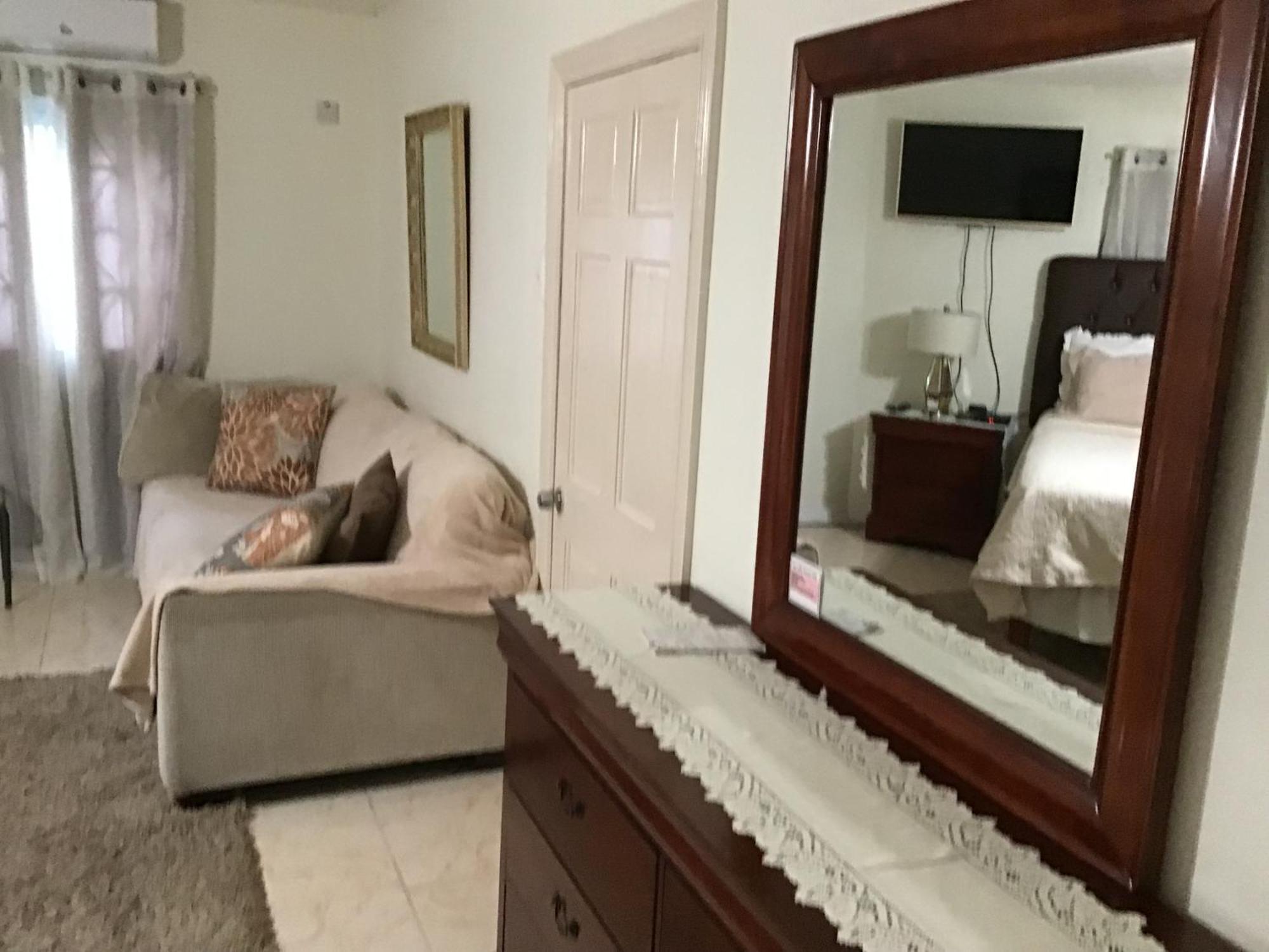 Hills Royale -ironshore Apartment