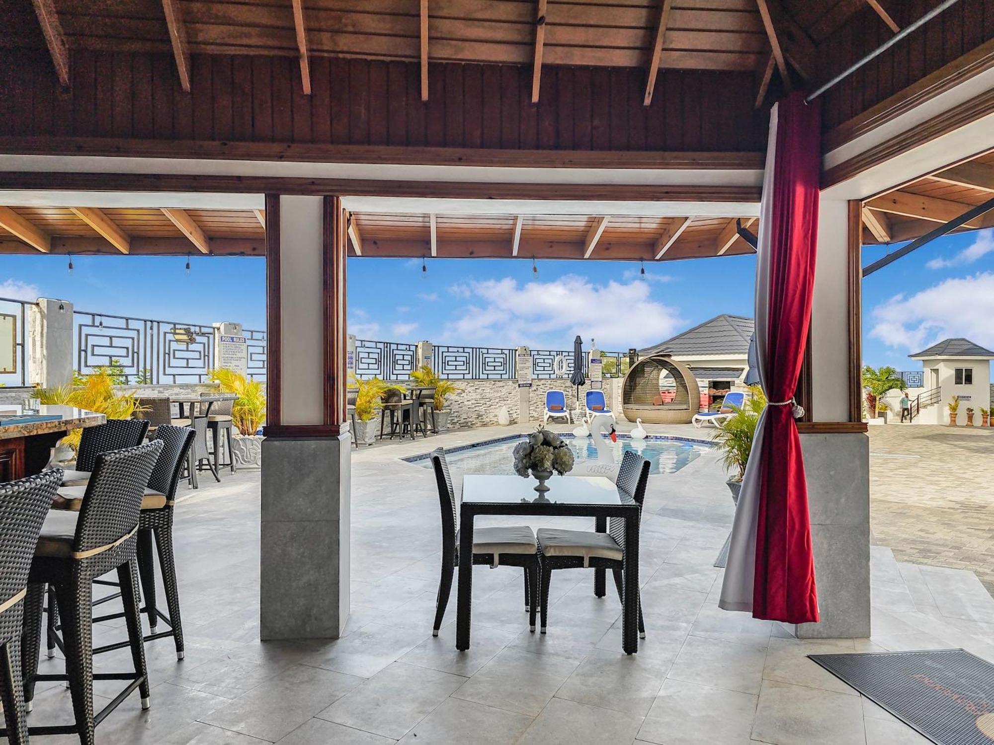 Hospitality Expert Bts 8 - Pool & Bar Montego Bay