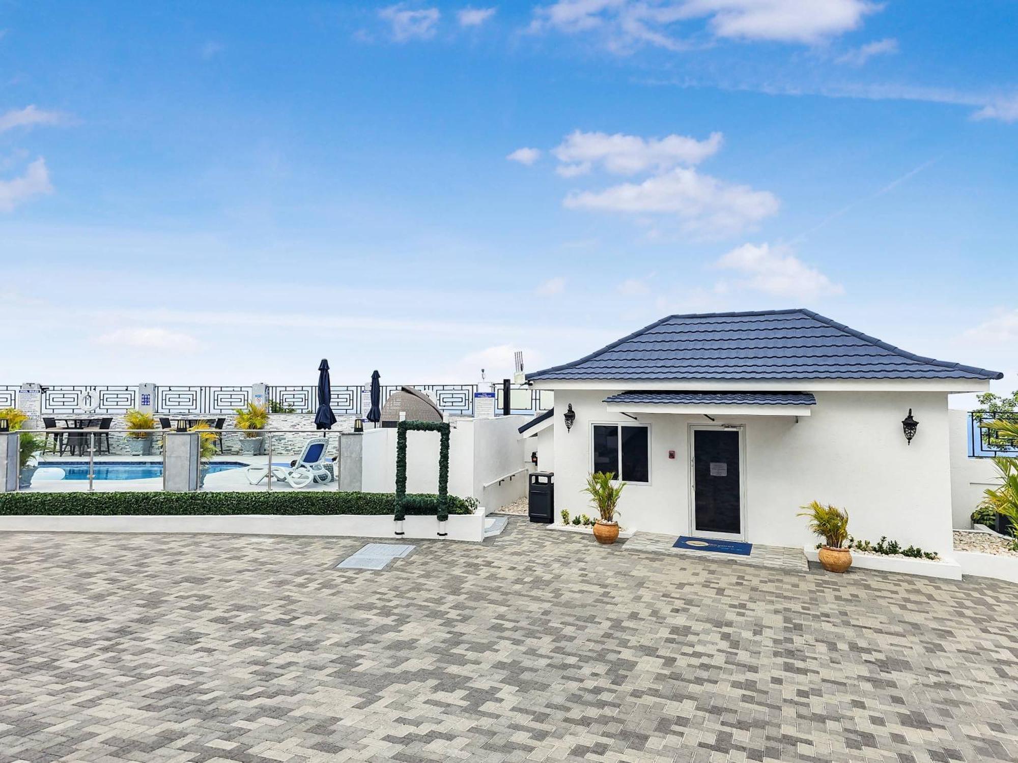 Inn Hospitality Expert Bts 8 - Pool & Bar Montego Bay