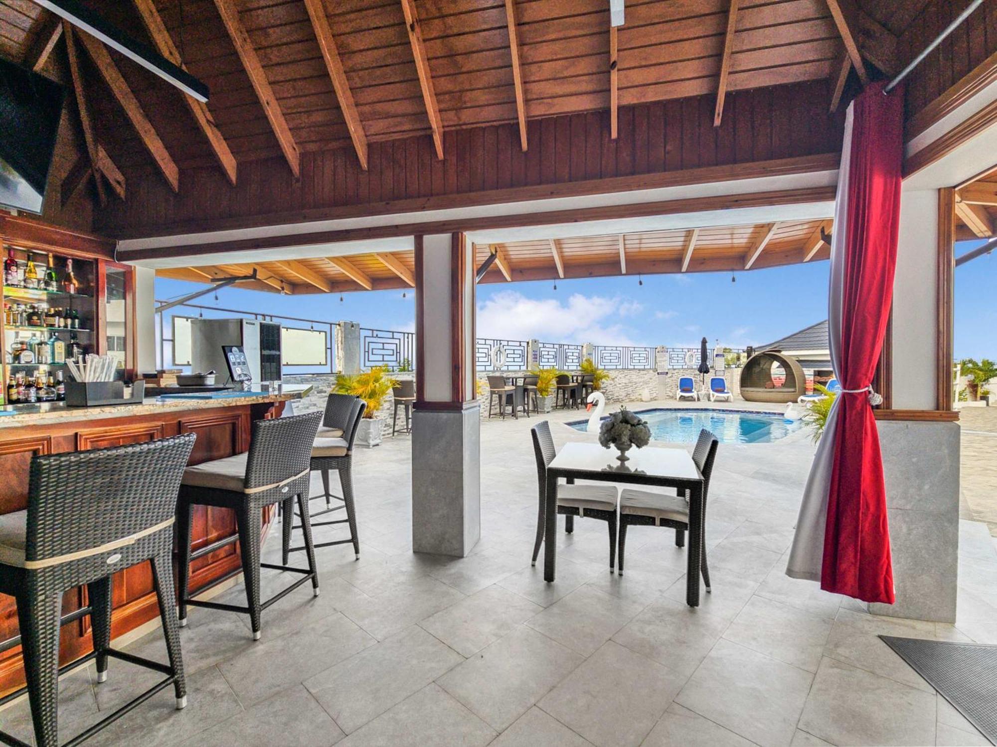 Hospitality Expert Bts 8 - Pool & Bar