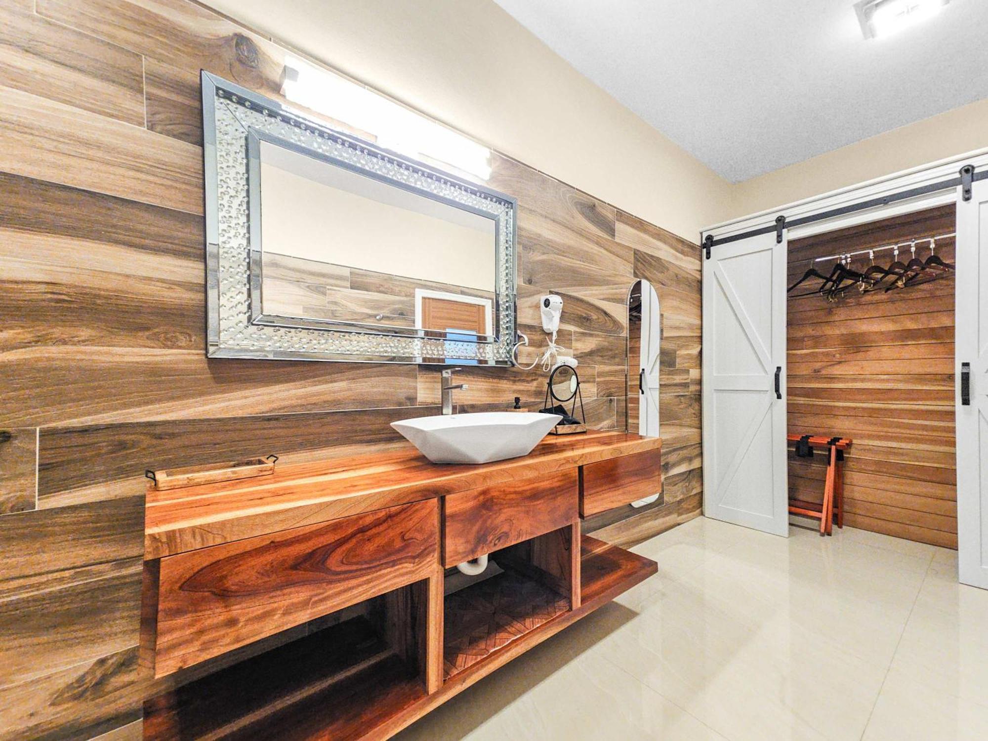 Hospitality Expert Bts 7 - Pool & Bar * Montego Bay