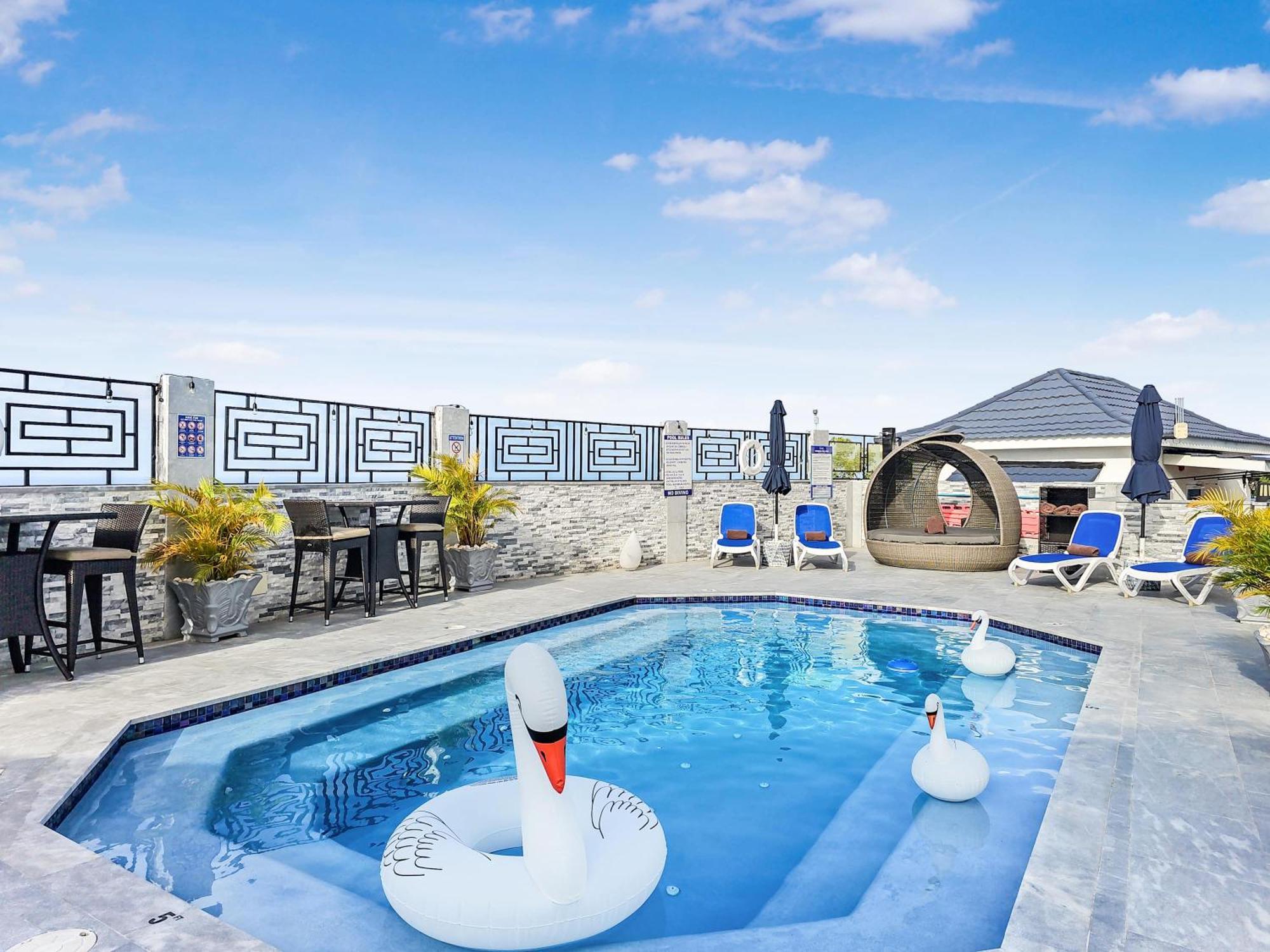 Hospitality Expert Bts 7 - Pool & Bar Montego Bay