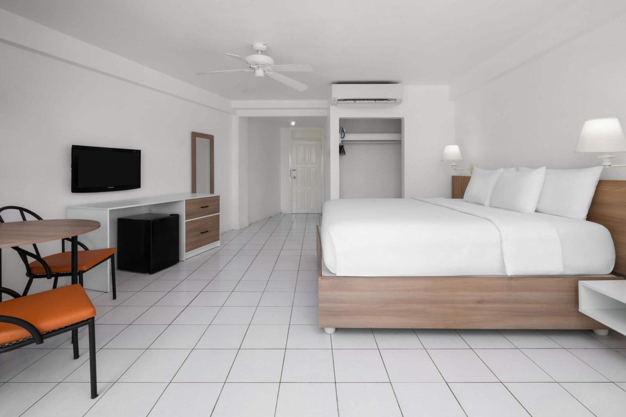 Grand Decameron Montego Beach, A Trademark Resort Montego Bay