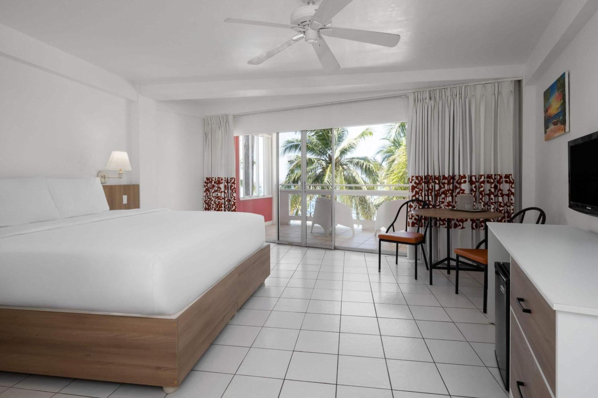 Grand Decameron Montego Beach, A Trademark 3* Montego Bay