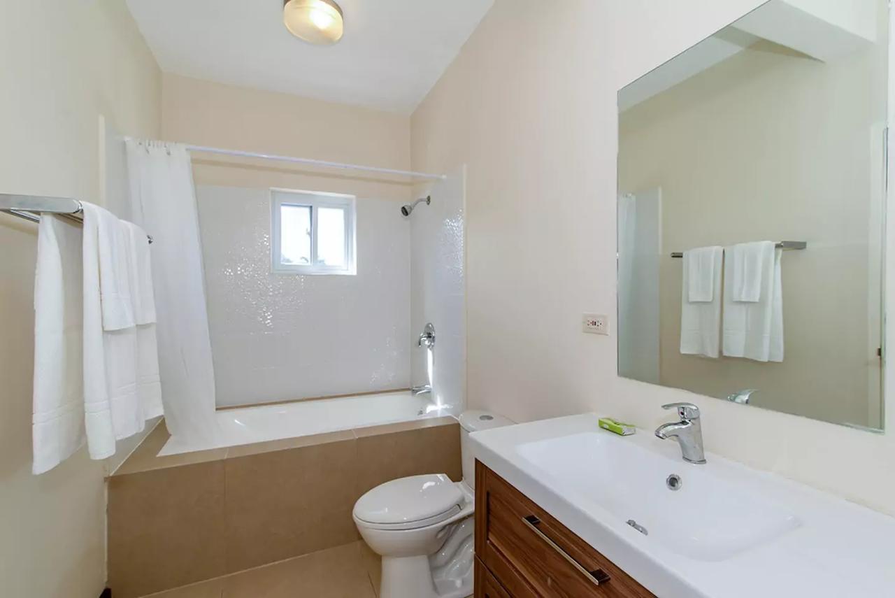 Casa de férias Luxury 2br Facing W/pool #4 Montego Bay