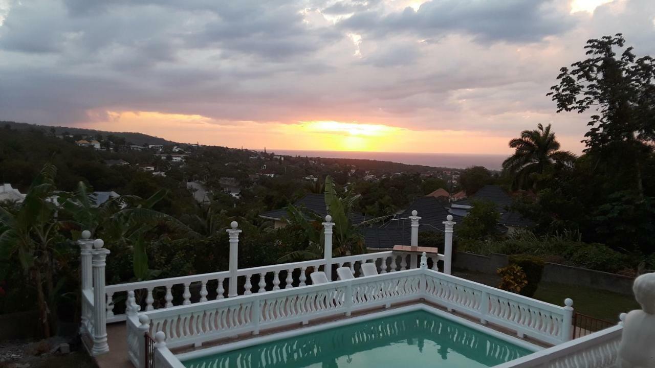 Acomodação com café da manhã  Your Private Getaway On The Hill Montego Bay